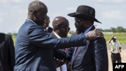 Salva Kiir, président du Soudan du Sud, est accueilli par des responsables à l'aéroport international de Juba, le 13 septembre 2018.