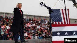 Presiden Amerika Donald Trump dalam kampanye di kota Allentown, Pennsylvania, Senin (26/10). 