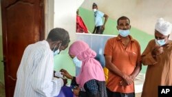 ARCHIVES - Les électeurs font la queue pour voter à l'élection présidentielle, dans la capitale Djibouti, le vendredi 9 avril 2021.