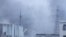 天津爆炸事故现场，核心爆炸区周围多座居民楼窗户被震碎，高速公路桥梁受损，多辆大货车被炸翻，小汽车起火或被砸，多名当地居民仍逗留在事故现场。（美国之音记者东方拍摄）