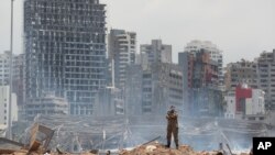 Seorang tentara berdiri di lokasi ledakan di pelabuhan Beirut, Lebanon, 6 Agustus 2020. 