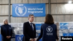 (กลาง) แอนโทนี บลิงเคน รัฐมนตรีว่าการกระทรวงการต่างประเทศสหรัฐฯ ขณะเยือนโกดังของ World Food Program ในจอร์แดน เมื่อ 7 มกราคม 2024 (ที่มา: Reuters)