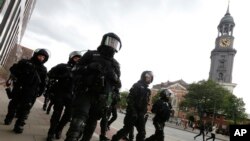 Policía antidisturbios durante el segundo día de la cumbre del G20 en Hamburgo, Alemania, en julio del 2017, donde las jornadas estuvieron marcadas por las protestas. 