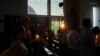 Fieles sostienen velas durante la Misa de vigilia de Pascua en la Catedral Metropolitana de Managua, Nicaragua, el sábado 8 de abril de 2023. (Foto AP/Inti Ocon)