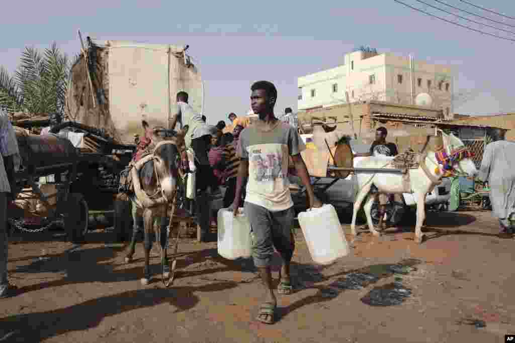 مردم حین انتقال آب در شهر خرطوم در سودان