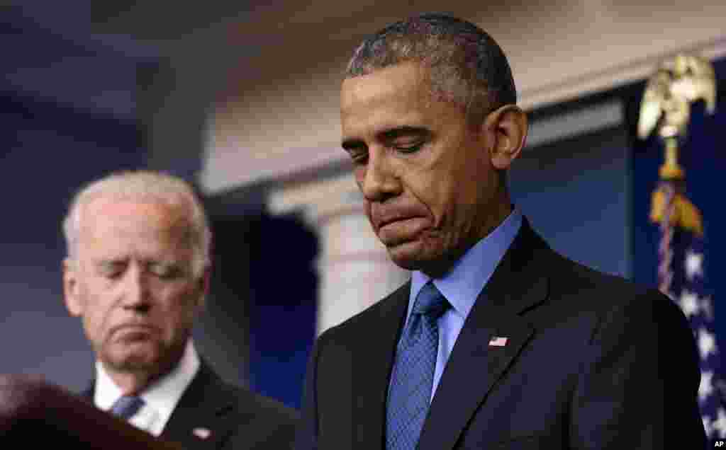 Le président américain Barack Obama (D) prononce un discours en réaction au meurtre, par fusillade, de neuf personnes dans une église afro-américaine à Charleston, Caroline du Sud, sur le podium dans la salle de conférence de presse de la Maison Blanche à Washington, le 18 juin 2015.