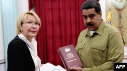 Venezuelan President Nicolas Maduro (R) talks with Attorney General Luisa Ortega Diaz during a meeting at Miraflores presidential palace in Caracas, April 1, 2017. (Presidencia de Venezuela Handout)