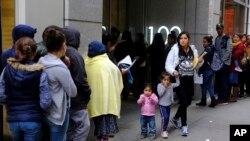 Se desconoce cuántas familias fueron separadas de acuerdo con una política de larga data que lo permite bajo ciertas circunstancias.