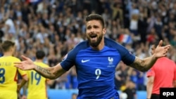 Olivier Giroud célèbre son but la Roumanie, France, le 10 juin 2016.