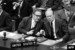 Državni sekretar Henry Kissinger i predsjednik Gerald Ford za vrijeme samita OTAN u Briselu 30. maja 1975. (Foto: AFP)