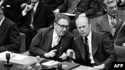 Kissinger (solda), dönemin ABD Başkanı Gerald Ford ile Brüksel'de düzenlenen OTAN zirvesinde- 1975