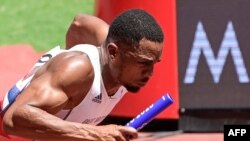 Atlet Inggris Chijindu Ujah bertanding dalam lari estafet 4x100m putra pada Olimpiade Tokyo 2020 di Stadion Olimpiade Tokyo, 5 Agustus 2021. (Foto: Javier SORIANO / AFP)
