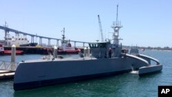 ເຮືອກໍ່າປັ່ນທະຫານທີ່ບໍ່ມີຄົນຂັບຍາວ 132 ຟຸດຈອດຢູ່ທ່າເຮືອຂອງທະຫານເຮືອໃນວັນທີ 2 ພຶດສະພາ, 2016 ຢູ່ເມືອງ San Diego, ລັດຄາລິຟໍເນຍ. 