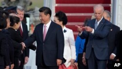 El entonces vicepresidente Joe Biden gesticula hacia el presidente chino Xi Jinping y su esposa Peng Liyuan durante una ceremonia de llegada en la Base de la Fuerza Aérea Andrews, Maryland, el 24 de septiembre de 2015. 