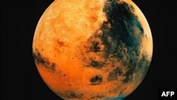 Một số nhà khoa học tin rằng vẫn còn nước hoặc băng dưới bề mặt hỏa tinh, và điều đó đồng nghĩa với sự kiện là đã từng có sự sống trên Hành tinh Đỏ.