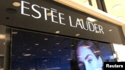 FILE: Konter kosmetik Estee Lauder di Los Angeles, California, Amerika Serikat, 19 Agustus 2019. (Lucy NicholsonREUTERS)