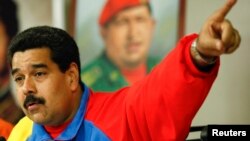 El presidente venezolano Nicolás Maduro habla durante una cadena nacional desde el palacio de Miraflores.