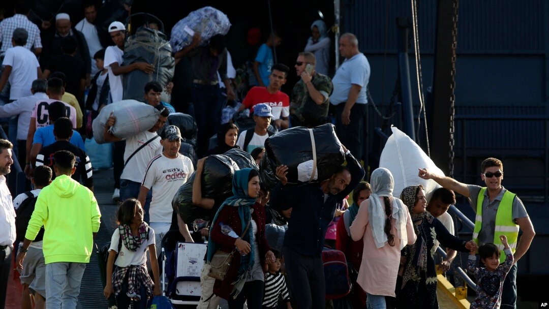 Ratusan pengungsi dan migran tiba di pelabuhan Thessaloniki, Yunani utara, Senin, 2 September 2019. 