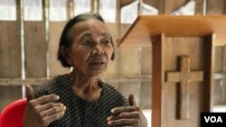 Im Chaem, a former Khmer Rouge cadre, talks VOA Khmer about the land she has dedicated to build a church, in Anlong Veng district, Oddar Meanchey province, on Dec. 12, 2019. (Hul Reaksmey/VOA Khmer