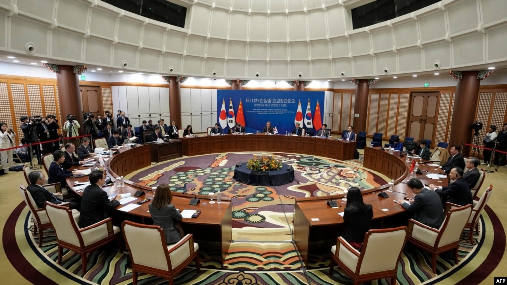 2023年11月26日，韩国(中)、中国(右)和日本(左)代表出席在釜山举行的第十次中日韩外长会议。(法新社）(photo:VOA)