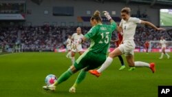 La portera de España, Sandra Paños, despeja un balón durante los cuartos de final del campeonato europeo de fútbol femenino contra Inglaterra, en el estadio Falmer en Brighton, el miércoles 20 de julio de 2022. (AP Foto/Alessandra Tarantino)