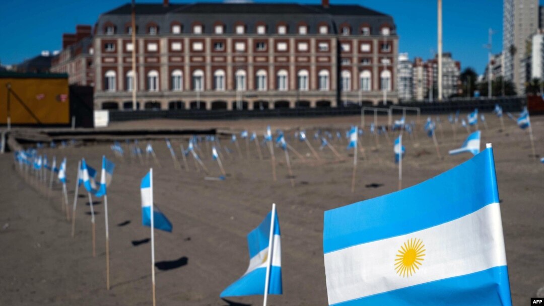 Gambar yang dirilis oleh Telam menunjukkan bagian dari 504 bendera yang dipajang di pantai untuk menghormati korban Covid-19 di Mar del Plata, Provinsi Buenos Aires, Argentina, 8 Oktober 2020. (Foto: AFP)