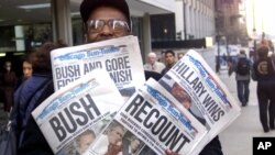 Foto del 8 de noviembre de 2000 en donde Willie Smith muestra cuatro copias del Chicago Sun-Times, cada una con cuatro titulares diferentes que van desde recuento hasta anunciar el triunfo de Bush y el de Al Gore.