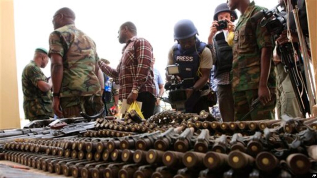 'Yan jarida su na kallon makaman da sojoji suka ce sun kwace daga hannun mayakan Boko Haram a Maiduguri, Jihar Borno