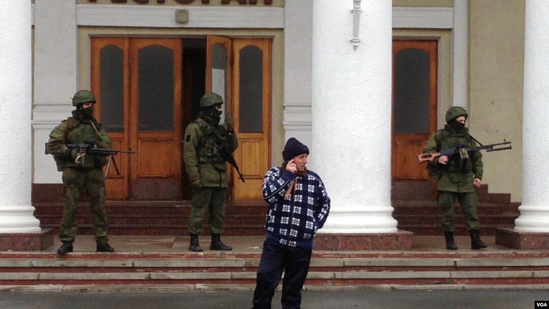 Pasukan bersenjata terlihat berpatroli di bandara Simferopol di semenanjung Krimea, Ukraina (28/2).