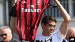 Le joueur de l'AC Milan Ricardo Kaka à l'aéroport de Milan, en Italie, le 2 septembre 2013.