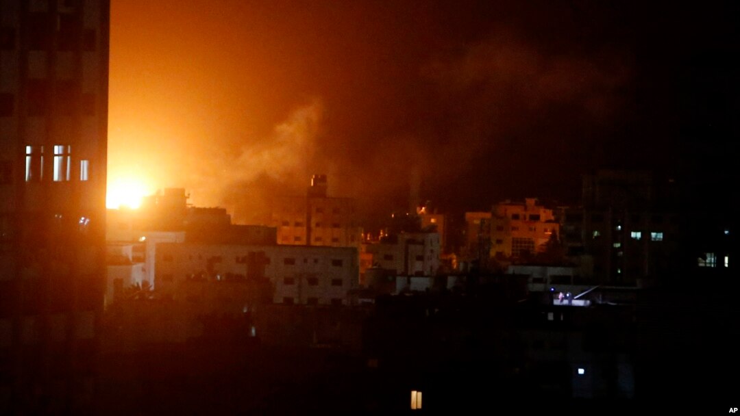 Sebuah ledakan dari serangan udara Israel terlihat dari gedung keamanan Hamas di Kota Gaza, 25 Maret 2019. 
