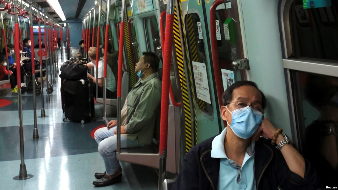 Para penumpang MRT di Hong Kong, China, mengenakan masker menyusul wabah virus corona, 4 Februari 2020. Hong Kong melaporkan kasus kematian pertama akibat virus tersebut.