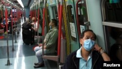 Para penumpang MRT di Hong Kong, China, mengenakan masker menyusul wabah virus corona, 4 Februari 2020. Hong Kong melaporkan kasus kematian pertama akibat virus tersebut.