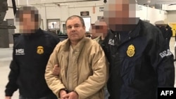 Dalam foto yang dirilis oleh Kementerian Dalam Negeri Meksiko, 19 Januari 2017, tampak Joaquin Guzman Loera tau "El Chapo" Guzman (tengah) dikawal oleh para polisi Meksiko di Ciudad Juarez untuk proses ekstradisi ke Amerika Serikat. (Foto: AFP)