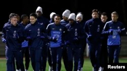 Timnas Perancis melakukan latihan di stadion kota Clairefontaine, dekat Paris, sebagai persiapan menghadapi pertandingan menentukan melawan Ukraina, Selasa (19/11). Perancis harus menang dengan selisih lebih dari 2 gol. 