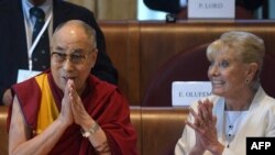 ༢༠༡༤་ལོར་ཨི་ཊ་ལི་རུ་ནོ་བྷེལ་ཞི་བདེའི་གཟེངས་རྟགས་བཞེས་མཁན་གྱི་ཚོགས་ཆེན་སྟེང་།