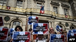 Para pengunjuk rasa membawa poster-poster bertuliskan "Anti-Semitisme bukan pengingat" dalam demo di Lyon, Prancis untuk memprotes pemerkosaan terhadap seorang gadis Yahudi, Rabu, 19 Juni 2024. (Foto: Jean-Phillipe Ksiazek/AFP)