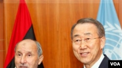 Pemimpin Dewan Transisi Libya, Mustafa Abdul-Jalil (kiri) dengan Sekjen PBB Ban Ki-Moon sebelum pertemuan mereka di Tripoli, Libya (3/11).