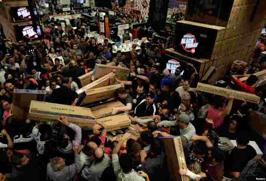 Brezilya&#39;nın Sao Paolo kentinde de Kara Cuma indirimlerle geldi. İndirimli televizyon setlerini alabilmek için müşteriler birbiriyle yarıştı