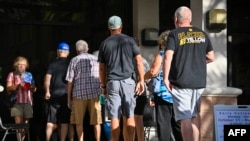 Des personnes font la queue pour voter au premier tour du vote anticipé dans un bureau de vote, le 21 octobre 2024, à Daytona Beach, en Floride. (Photo de Miguel J. Rodriguez Carrillo / AFP)