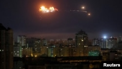 Фото: ьаоістична ракета вибухає над Києвом під час російської атаки, архівне фото від квітня 2025 року. Роздатковий матеріал Reuters