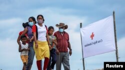 Refugiados venezolanos en un campamento temporal instalado por la Cruz Roja Colombiana en la localidad Arauquita, en marzo de 2021.