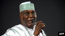 L'ancien vice-président Atiku Abubakar fait campagne pour les votes lors des primaires présidentielles du Parti démocratique du peuple au pouvoir à Abuja le 14 janvier 2011.