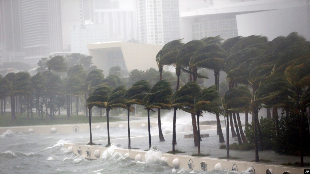 Ombak menghantam Biscayne Bay selagi Badai Irma berlalu, 10 September 2017, di Miami. 