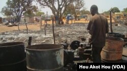 Sur le marché de Aweil après un incendie, au Soudan du Sud, le 28 mars 2013. 