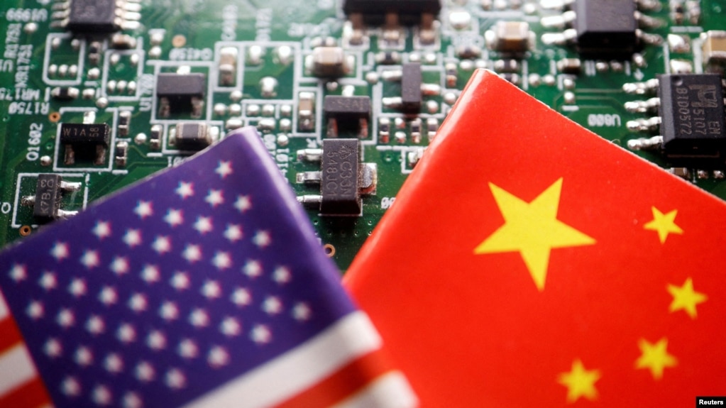 资料照：美国和中国国旗显示在带有半导体芯片的印刷电路板前方。（路透社2023 年2月17日拍摄。）(photo:VOA)