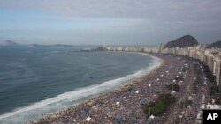 Pantai Copacabana di Rio de Janeiro yang menjadi tujuan wisata, ternyata menjadi lokasi pembuangan limbah (foto: dok). 