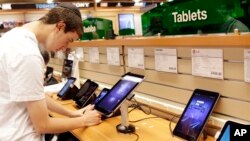 Penjualan tablet diperkirakan akan mencapai 250 juta unit tahun 2013, atau meningkat lebih dari 60 persen dari tahun sebelumnya (foto: dok). 