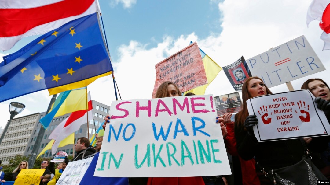 Manifestantes protestan ante la sede de la Unión Europea en Bruselas contra la presencia de tropas rusas en Ucrania. 