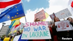 Manifestantes protestan ante la sede de la Unión Europea en Bruselas contra la presencia de tropas rusas en Ucrania. 